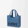 Mini-Font Tote mit loewe-Schriftzug aus Raffia