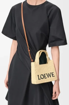 Mini-Font Tote mit loewe-Schriftzug aus Raffia