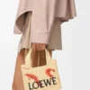 Mini-Font Tote mit loewe-Schriftzug aus Raffia