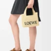 Mini-Font Tote mit loewe-Schriftzug aus Raffia