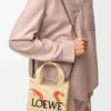 Mini-Font Tote mit loewe-Schriftzug aus Raffia
