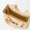 Mini-Font Tote mit loewe-Schriftzug aus Raffia