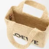 Mini-Font Tote mit loewe-Schriftzug aus Raffia