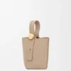 Mini-Pebble-Beuteltasche aus weichem, genarbtem Kalbsleder Mini-Pebble-Beuteltasche aus weichem, genarbtem Kalbsleder