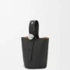 Mini-Pebble-Beuteltasche aus weichem, genarbtem Kalbsleder Mini-Pebble-Beuteltasche aus weichem, genarbtem Kalbsleder