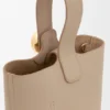 Mini-Pebble-Beuteltasche aus weichem, genarbtem Kalbsleder Mini-Pebble-Beuteltasche aus weichem, genarbtem Kalbsleder