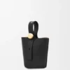 Mini Pebble Bucket aus glattem Kalbsleder Mini Pebble Bucket aus glattem Kalbsleder