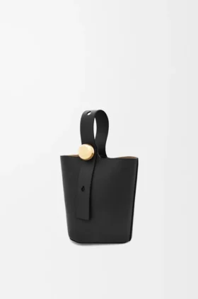 Mini Pebble Bucket aus glattem Kalbsleder
