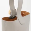 Mini Pebble Bucket aus glattem Kalbsleder Mini Pebble Bucket aus glattem Kalbsleder