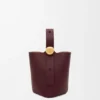 Mini Pebble Bucket aus glattem Kalbsleder Mini Pebble Bucket aus glattem Kalbsleder