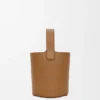 Mini Pebble Bucket aus glattem Kalbsleder Mini Pebble Bucket aus glattem Kalbsleder