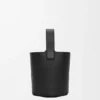 Mini Pebble Bucket aus glattem Kalbsleder Mini Pebble Bucket aus glattem Kalbsleder