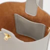 Mini Pebble Bucket aus glattem Kalbsleder Mini Pebble Bucket aus glattem Kalbsleder
