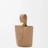 Mini-Pebble Bucket aus weichem, genarbtem Kalbsleder Mini-Pebble Bucket aus weichem, genarbtem Kalbsleder