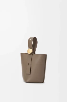 Mini-Pebble Bucket aus weichem, genarbtem Kalbsleder