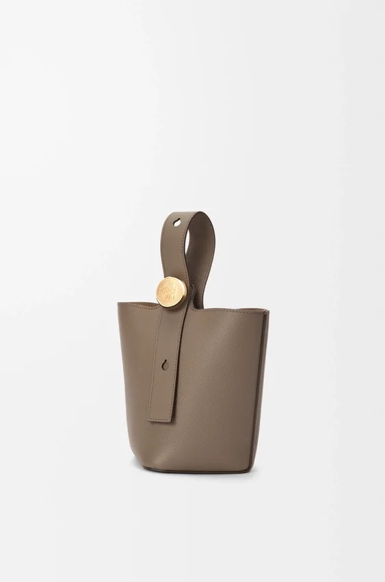 Mini-Pebble Bucket aus weichem, genarbtem Kalbsleder Mini-Pebble Bucket aus weichem, genarbtem Kalbsleder