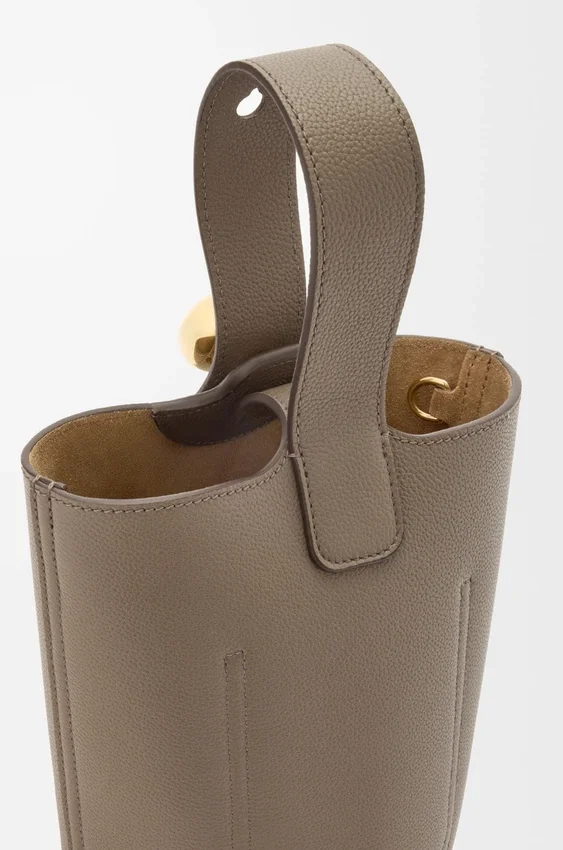 Mini-Pebble Bucket aus weichem, genarbtem Kalbsleder Mini-Pebble Bucket aus weichem, genarbtem Kalbsleder