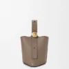 Mini-Pebble Bucket aus weichem, genarbtem Kalbsleder Mini-Pebble Bucket aus weichem, genarbtem Kalbsleder
