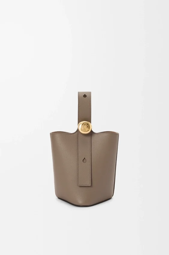 Mini-Pebble Bucket aus weichem, genarbtem Kalbsleder Mini-Pebble Bucket aus weichem, genarbtem Kalbsleder