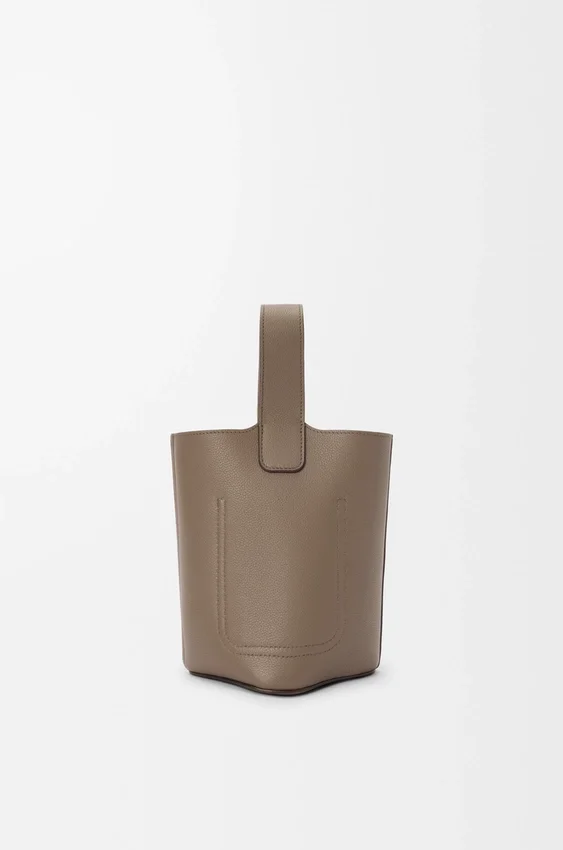 Mini-Pebble Bucket aus weichem, genarbtem Kalbsleder Mini-Pebble Bucket aus weichem, genarbtem Kalbsleder