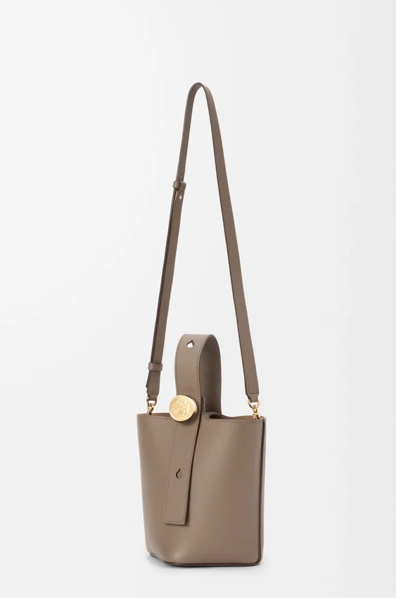 Mini-Pebble Bucket aus weichem, genarbtem Kalbsleder Mini-Pebble Bucket aus weichem, genarbtem Kalbsleder