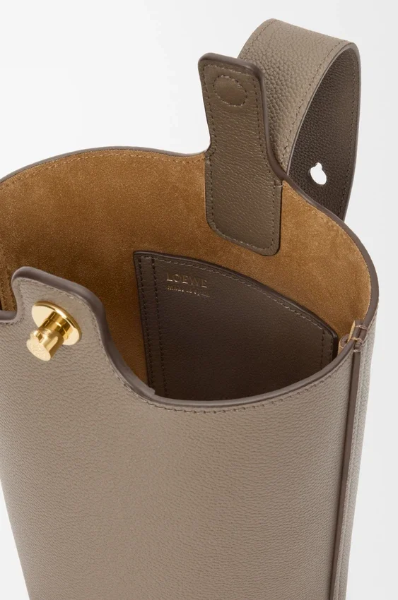 Mini-Pebble Bucket aus weichem, genarbtem Kalbsleder Mini-Pebble Bucket aus weichem, genarbtem Kalbsleder