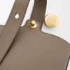 Mini-Pebble Bucket aus weichem, genarbtem Kalbsleder Mini-Pebble Bucket aus weichem, genarbtem Kalbsleder