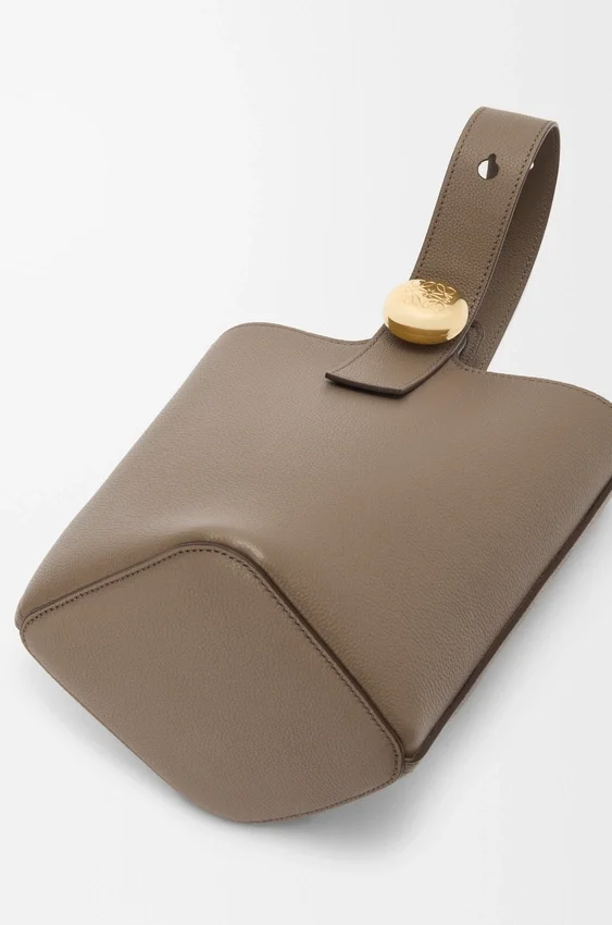 Mini-Pebble Bucket aus weichem, genarbtem Kalbsleder Mini-Pebble Bucket aus weichem, genarbtem Kalbsleder
