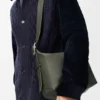 Mittelgrosse Loop Hobo aus geschmeidigem genarbtem Kalbsleder Mittelgrosse Loop Hobo aus geschmeidigem genarbtem Kalbsleder