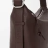 Mittelgrosse Loop Hobo aus geschmeidigem genarbtem Kalbsleder