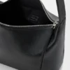 Mittelgrosse Loop Hobo aus geschmeidigem genarbtem Kalbsleder Mittelgrosse Loop Hobo aus geschmeidigem genarbtem Kalbsleder