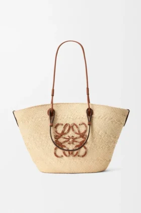 Mittlere Anagram-Korb-Tasche aus Iraca-Palme und Kalbsleder