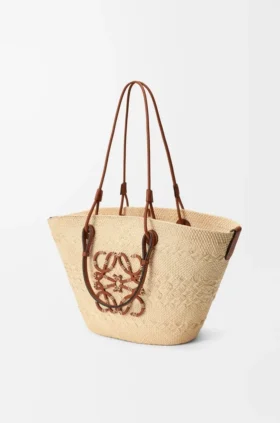 Mittlere Anagram-Korb-Tasche aus Iraca-Palme und Kalbsleder