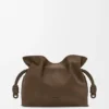 Mittlere Flamenco-Clutch aus genarbtem Nubukleder