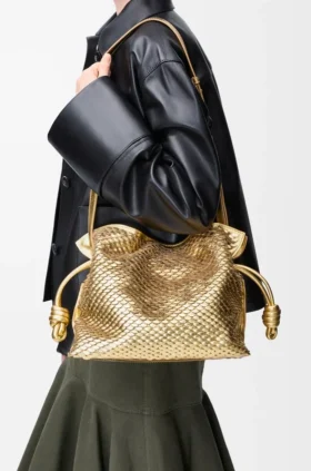 Mittlere Flamenco-Clutch aus laminiertem Lammleder