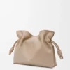 Mittlere Flamenco-Clutch aus Nappa-Kalbsleder Mittlere Flamenco-Clutch aus Nappa-Kalbsleder