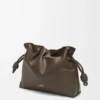 Mittlere Flamenco-Clutch aus Nappa-Kalbsleder Mittlere Flamenco-Clutch aus Nappa-Kalbsleder