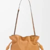 Mittlere Flamenco-Clutch aus Nappa-Kalbsleder Mittlere Flamenco-Clutch aus Nappa-Kalbsleder