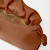 Mittlere Flamenco-Clutch aus Nappa-Kalbsleder Mittlere Flamenco-Clutch aus Nappa-Kalbsleder