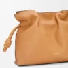 Mittlere Flamenco-Clutch aus Nappa-Kalbsleder Mittlere Flamenco-Clutch aus Nappa-Kalbsleder