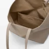 Mittlere, horizontal gefaltete Puzzle Fold-Tragetasche aus weichem, genarbtem Kalbsleder Mittlere, horizontal gefaltete Puzzle Fold-Tragetasche aus weichem, genarbtem Kalbsleder