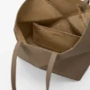 Mittlere, horizontal gefaltete Puzzle Fold-Tragetasche aus weichem, genarbtem Kalbsleder Mittlere, horizontal gefaltete Puzzle Fold-Tragetasche aus weichem, genarbtem Kalbsleder