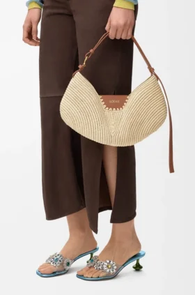 Mittlere loewe Swing-Tasche aus Raffia und Kalbsleder