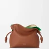 Mittlere, mehrlagige Flamenco-Clutch aus Nappa-Kalbsleder