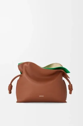 Mittlere, mehrlagige Flamenco-Clutch aus Nappa-Kalbsleder