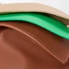 Mittlere, mehrlagige Flamenco-Clutch aus Nappa-Kalbsleder