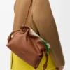 Mittlere, mehrlagige Flamenco-Clutch aus Nappa-Kalbsleder