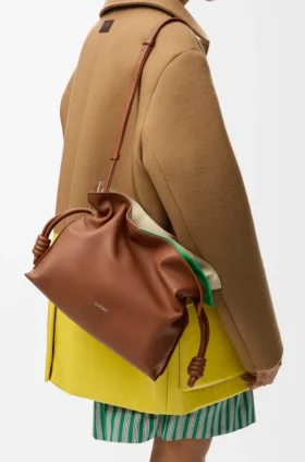 Mittlere, mehrlagige Flamenco-Clutch aus Nappa-Kalbsleder