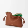 Mittlere, mehrlagige Flamenco-Clutch aus Nappa-Kalbsleder