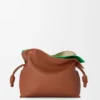 Mittlere, mehrlagige Flamenco-Clutch aus Nappa-Kalbsleder